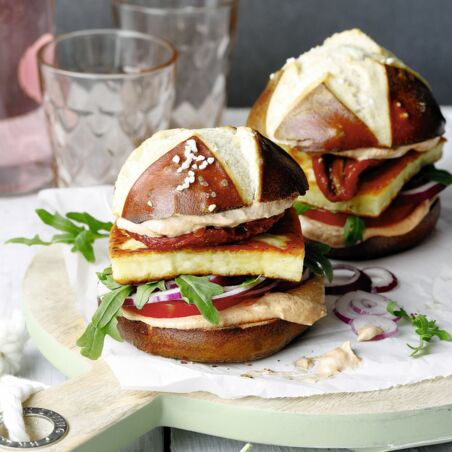 Tomatenburger mit Grillkäse Tomatenburger mit Grillkäse