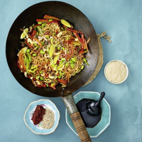 Mie-Nudel-Pfanne mit buntem Gemüse Mie-Nudel-Pfanne mit buntem Gemüse