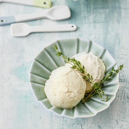 Weißes Schokoladeneis mit Thymian Weißes Schokoladeneis mit Thymian