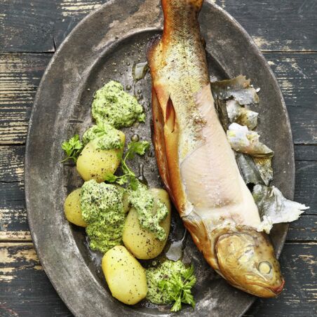 Ganzer geräucherter Fisch vom Grill Ganzer geräucherter Fisch vom Grill