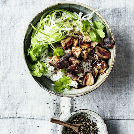 Bowl mit Sushi-Reis und Shiitake Bowl mit Sushi-Reis und Shiitake