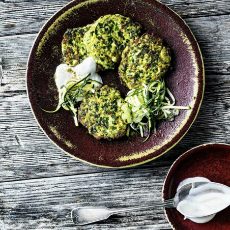 Kräuter-Gemüse-Puffer mit Joghurt-Dip Kräuter-Gemüse-Puffer mit Joghurt-Dip