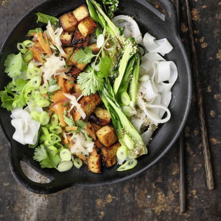 Glasnudel-Bowl mit Pak Choi und Tofu Glasnudel-Bowl mit Pak Choi und Tofu
