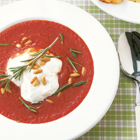 Feine Tomatensuppe mit Ricotta-Haube Feine Tomatensuppe mit Ricotta-Haube