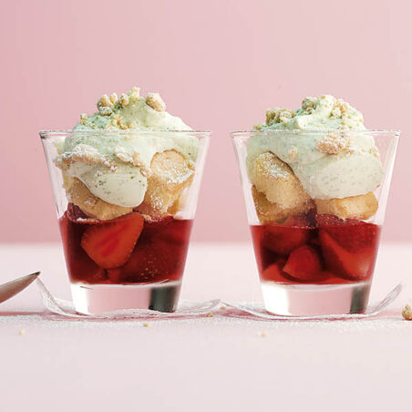 Erdbeer-Trifle mit süßer Basilikumsahne Erdbeer-Trifle mit süßer Basilikumsahne