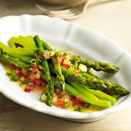 Grüner Spargel mit Zwiebel-Tomaten-Marinade Grüner Spargel mit Zwiebel-Tomaten-Marinade