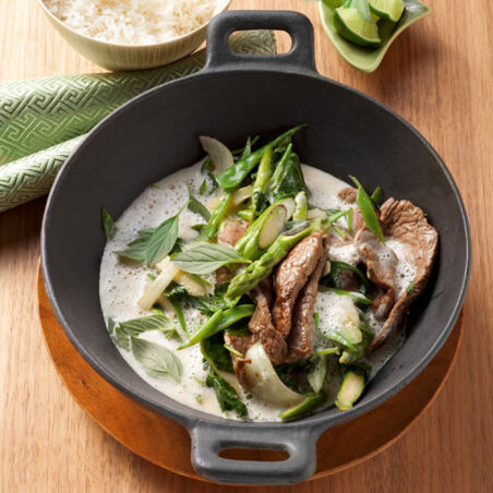 Scharfe grüne Curry-Kokos-Sauce zu geschnetzeltem Rindfleisch Scharfe grüne Curry-Kokos-Sauce zu geschnetzeltem Rindfleisch