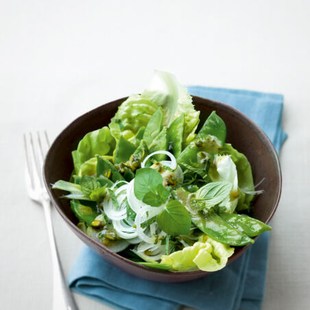 Frühlingssalat mit Zuckerschoten und Pistazien-Minz-Dressing Frühlingssalat mit Zuckerschoten und Pistazien-Minz-Dressing