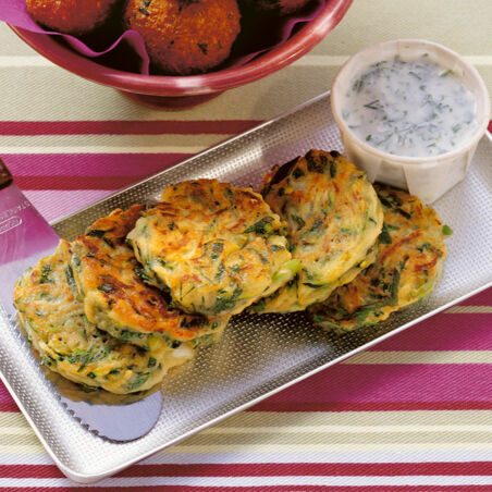 Zucchinipuffer mit Kräuterjoghurt Zucchinipuffer mit Kräuterjoghurt