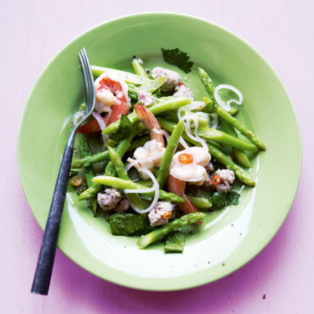 Pikanter Salat mit grünem Spargel (Yam Noh Maai Farang) Pikanter Salat mit grünem Spargel (Yam Noh Maai Farang)