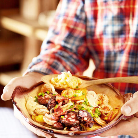 Wurstgröstel mit Meerrettichapfelmus Wurstgröstel mit Meerrettichapfelmus