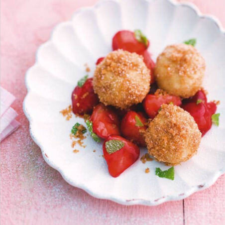 Kleine Quarkknödel auf Erdbeerragout Kleine Quarkknödel auf Erdbeerragout