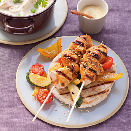 Tandoori-Spieße mit Sesam-Joghurt und Gemüse Tandoori-Spieße mit Sesam-Joghurt und Gemüse