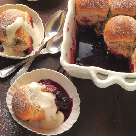 Warme Mohnbuchteln mit Vanillesauce und Schwarzbeeren Warme Mohnbuchteln mit Vanillesauce und Schwarzbeeren