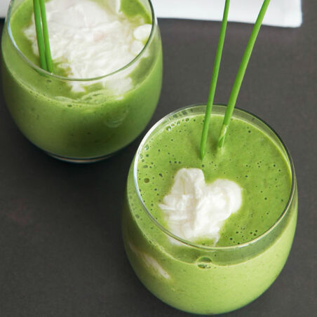 Pochiertes Ei im grünen Glas Pochiertes Ei im grünen Glas