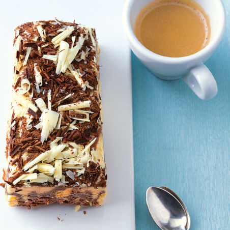 Schokoladenparfait schwarz-weiß Schokoladenparfait schwarz-weiß