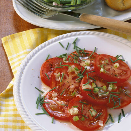 Tomatensalat mit Zwiebeln Tomatensalat mit Zwiebeln