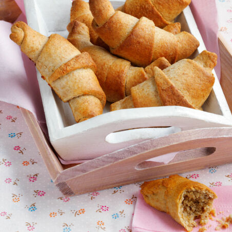 Hefeteighörnchen mit Nussfüllung Hefeteighörnchen mit Nussfüllung