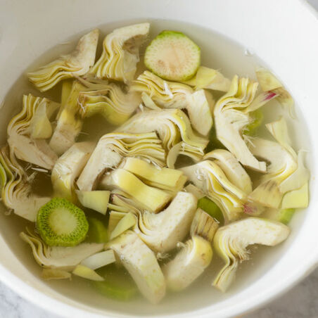 Geschmorte Artischocken mit Zitronen und Minze Geschmorte Artischocken mit Zitronen und Minze