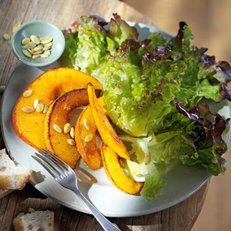 Eichblattsalat mit gebratenen Kürbisspalten Eichblattsalat mit gebratenen Kürbisspalten