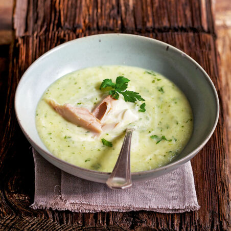 Petersilienwurzelsuppe mit Räucherfisch Petersilienwurzelsuppe mit Räucherfisch