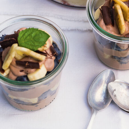 Schokoquark mit Beeren und Banane Schokoquark mit Beeren und Banane