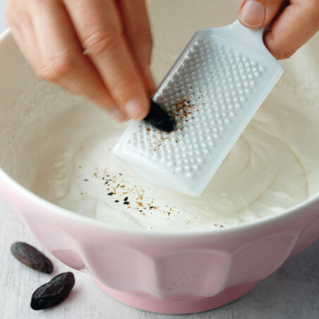 Johannisbeer-Tonka-Terrine im Crêpemantel Johannisbeer-Tonka-Terrine im Crêpemantel