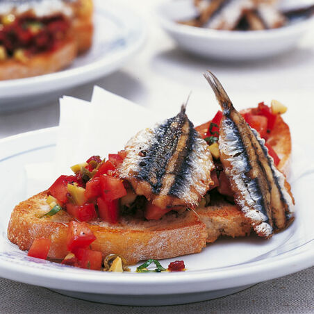 Tomaten-Sardellen-Crostini Tomaten-Sardellen-Crostini