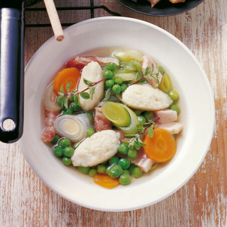 Grüne Erbsensuppe mit Grießklößchen Grüne Erbsensuppe mit Grießklößchen