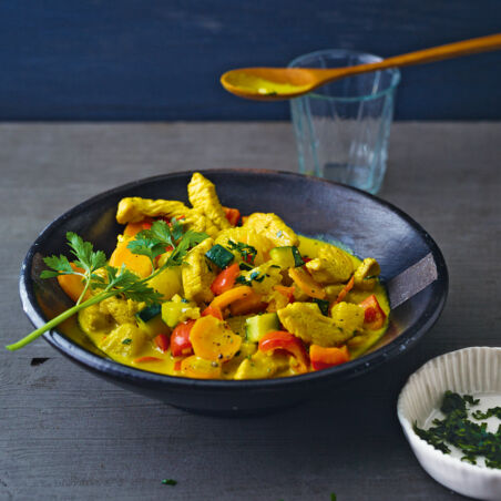 Gemüse-Ananas-Curry mit Putenbruststreifen Gemüse-Ananas-Curry mit Putenbruststreifen