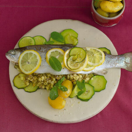 Forelle mit Apfel-Minz-Füllung auf Zucchini Forelle mit Apfel-Minz-Füllung auf Zucchini