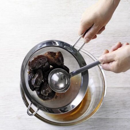 Zucchini-Pancakes mit Dattelsirup und Beeren Zucchini-Pancakes mit Dattelsirup und Beeren