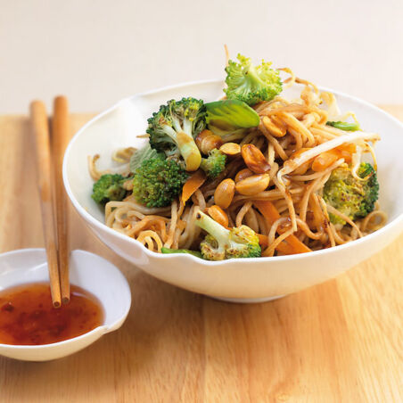 Nudeln und buntes Gemüse in Erdnusssauce Nudeln und buntes Gemüse in Erdnusssauce