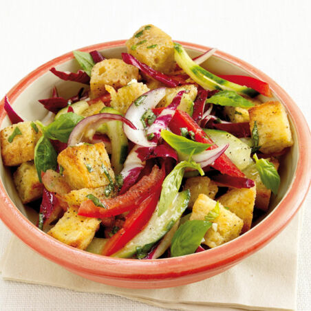 Bunter Salat mit Röstbrot Bunter Salat mit Röstbrot