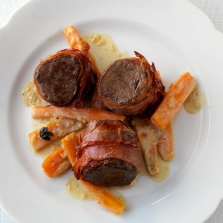 Rehmedaillons mit Speck und Calvadossauce Rehmedaillons mit Speck und Calvadossauce