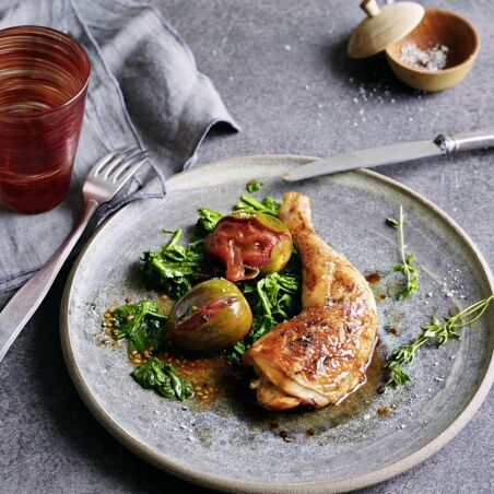 Hähnchenkeulen auf Löwenzahnspinat und Schmortomaten Hähnchenkeulen auf Löwenzahnspinat und Schmortomaten
