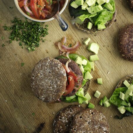 Kidneybohnen-Burger mit Tomaten-Zwiebel-Salsa und Avocado Kidneybohnen-Burger mit Tomaten-Zwiebel-Salsa und Avocado