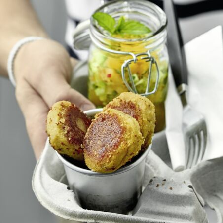 Linsen-Mini-Buletten mit Paprikasalat Linsen-Mini-Buletten mit Paprikasalat