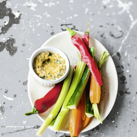 Gemüsesticks mit scharfem Lupinendip Gemüsesticks mit scharfem Lupinendip