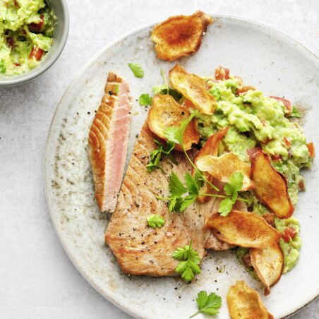 Thunfischsteak mit Guacamole und Gemüsechips Thunfischsteak mit Guacamole und Gemüsechips