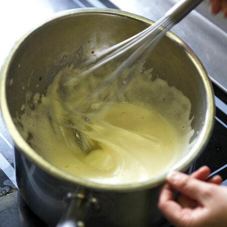 Gratinierte Banane in ihrer eigenen Schale mit Kokosmilkshake Gratinierte Banane in ihrer eigenen Schale mit Kokosmilkshake