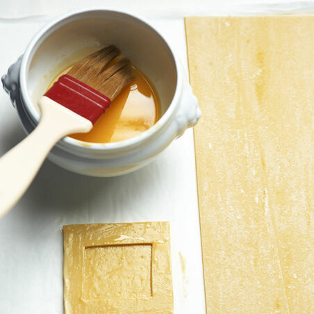 Blätterteigpastete mit weißem Spargel, Estragon und frischen Erbsen Blätterteigpastete mit weißem Spargel, Estragon und frischen Erbsen