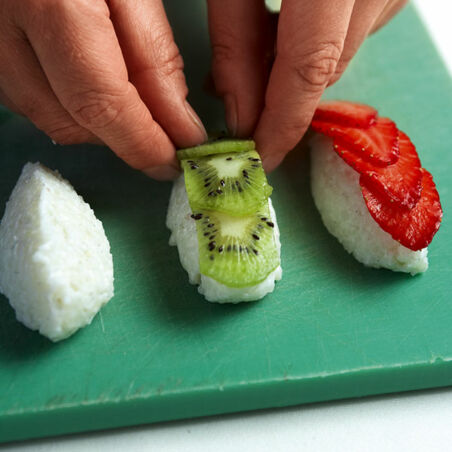 Süße Sushi mit Erdbeeren und scharfer Sauce Süße Sushi mit Erdbeeren und scharfer Sauce