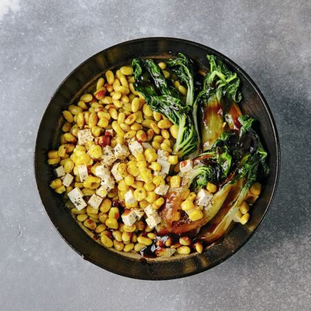 Sojabohnen-Bowl mit Pak Choi und Tofu Sojabohnen-Bowl mit Pak Choi und Tofu