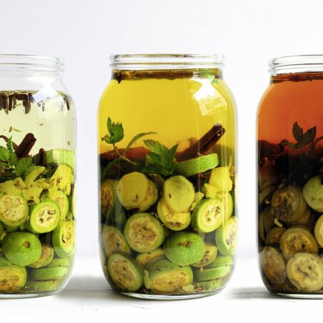 Nussschnaps aus grünen Nüssen Nussschnaps aus grünen Nüssen