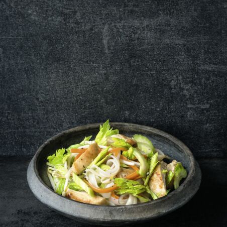 Thai-Salat mit Hähnchen und Reisnudeln Thai-Salat mit Hähnchen und Reisnudeln