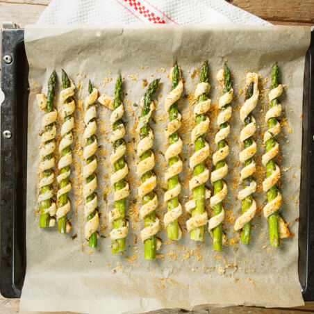 Gebackener grüner Spargel umwickelt mit Teig Spargel-Grissini
