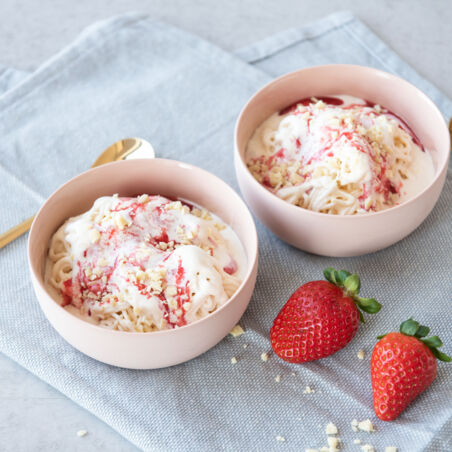 Selbstgemachtes Spaghettieis mit Erdbeeren Spaghettieis