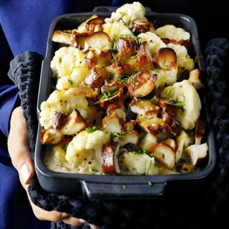 Blumenkohl mit Senf-Käse-Sauce und Brezelcroûtons Blumenkohl mit Senf-Käse-Sauce und Brezelcroûtons