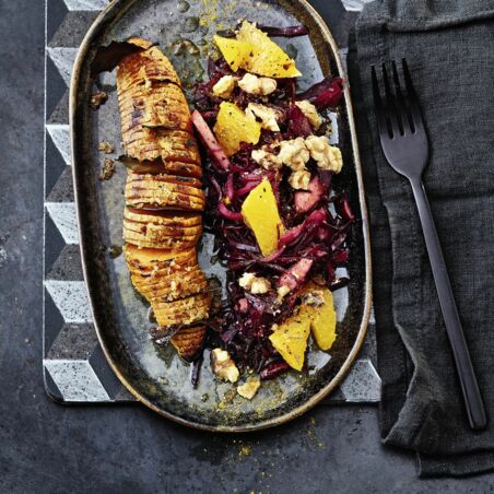 Fächer-Süsskartoffel mit
Rotkohl-Orangen-Salat Fächer-Süsskartoffel mit
Rotkohl-Orangen-Salat